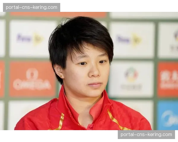 特写：38岁的“跳水女皇”施廷懋现身看台，以国际裁判身份观察比赛